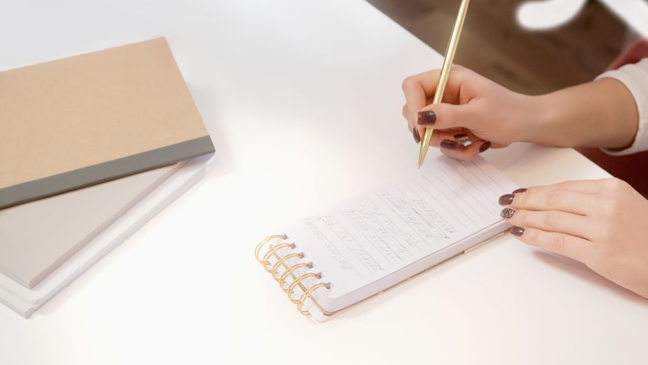 日時を記録したメモと積み重なる証拠