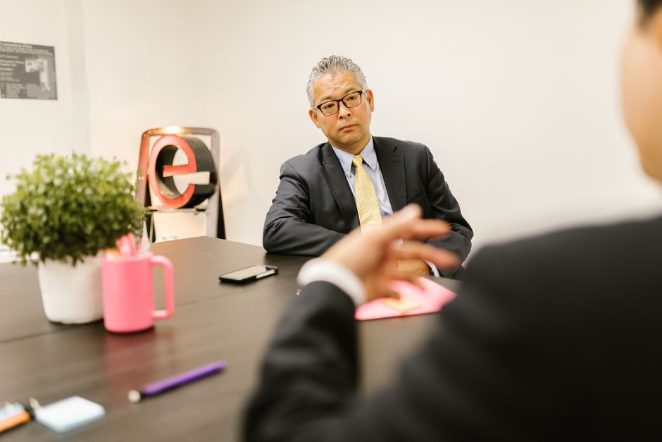 オフィスで真剣な表情を見せる男性
