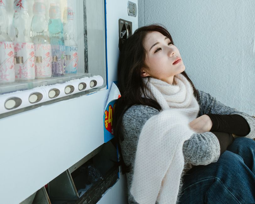 不倫慰謝料について考え込む女性