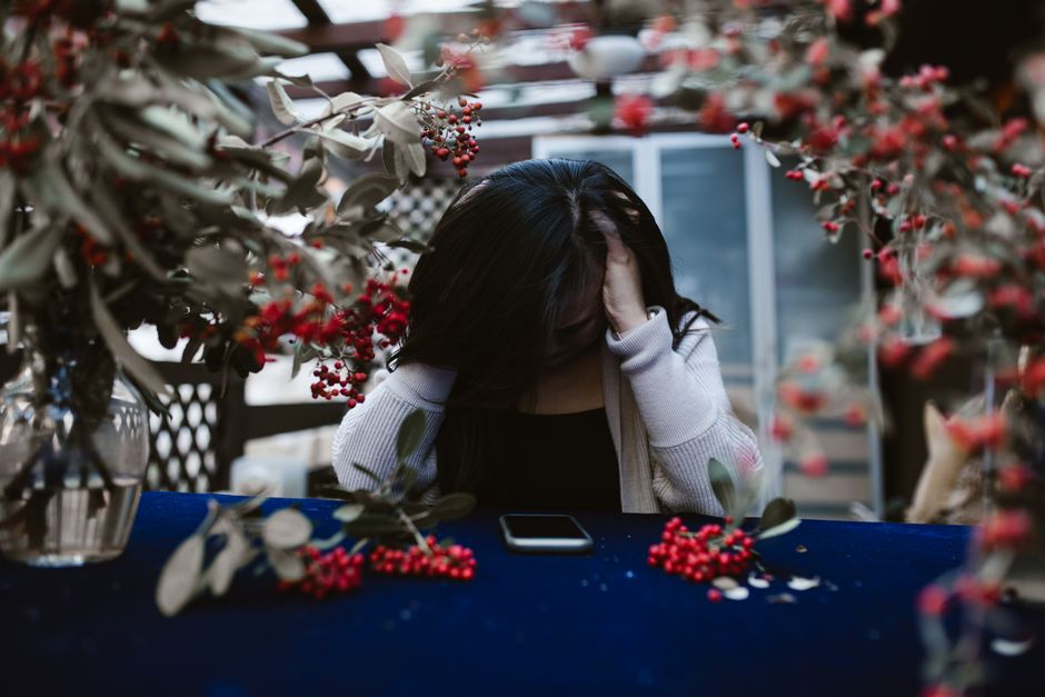 罪悪感に苦しむ女性が一人で悩んでいる様子
