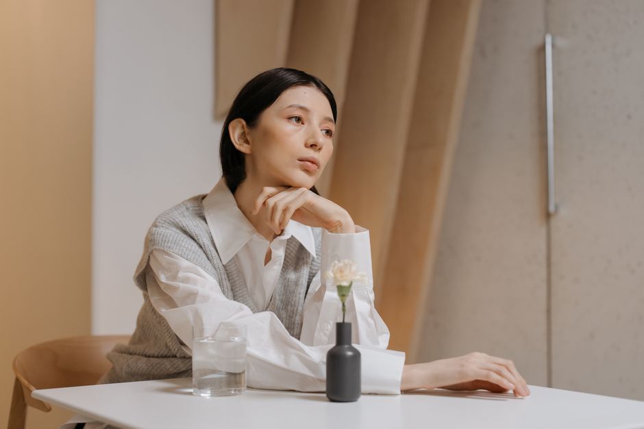 違和感を感じて一人考え込む女性
