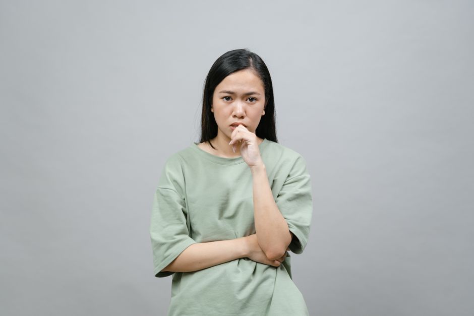 見積もりについて不安そうに考える日本人女性の顔