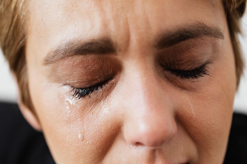 感情の嵐の中で迷う女性の表情