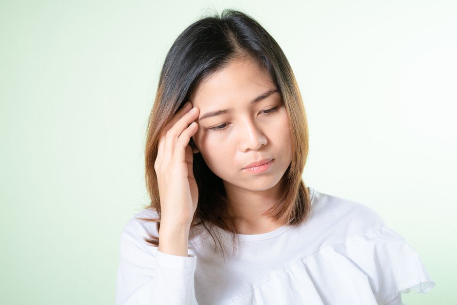 夫の違和感を感じて不安そうに考える女性の表情