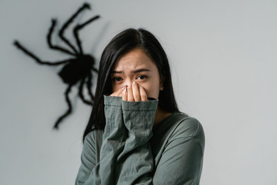 心配そうな表情で調査がバレることを懸念する女性