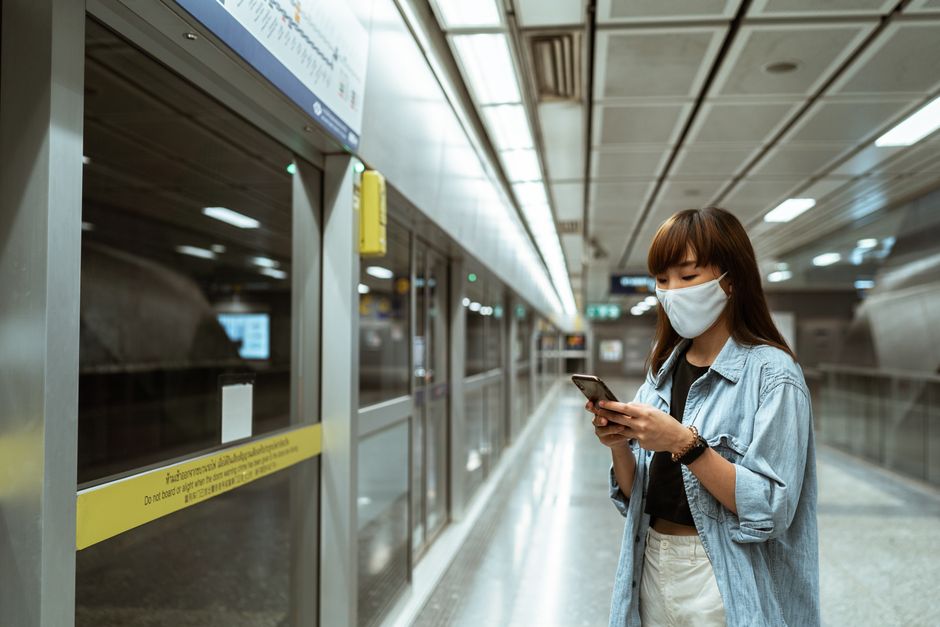 スマートフォンで証拠を確認する女性