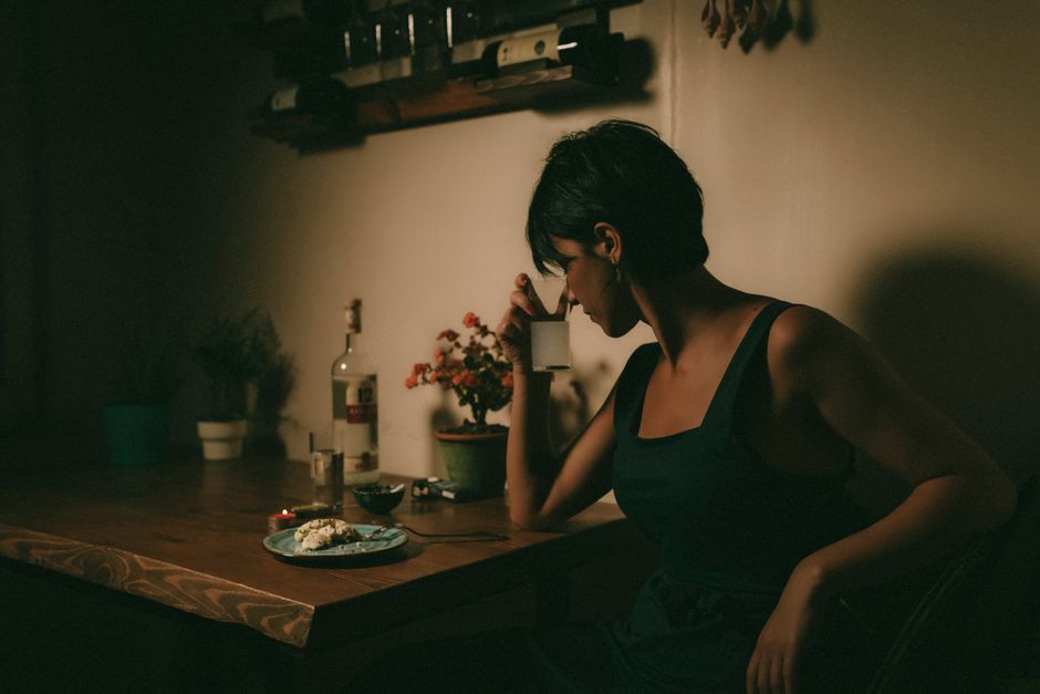 カフェで一人、悲しそうに考える女性