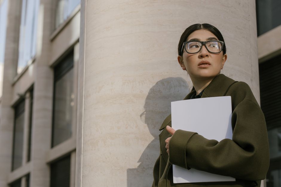 書類を確認する真剣な表情の女性