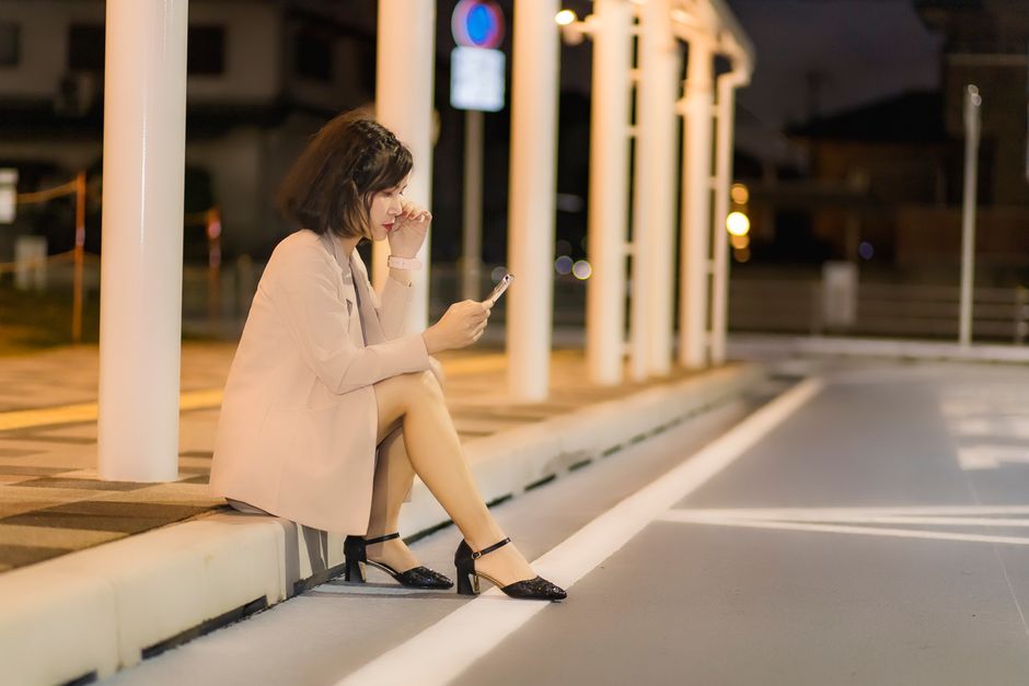 夜中にスマートフォンを見て感情的になる女性
