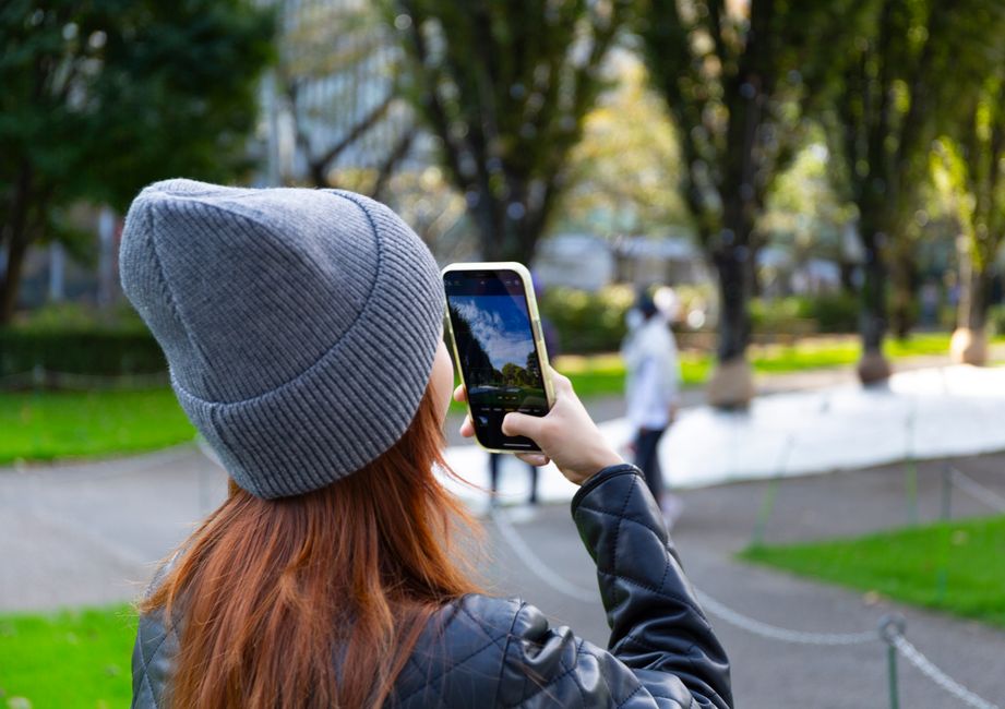 スマートフォンのスクリーンショットを撮る女性