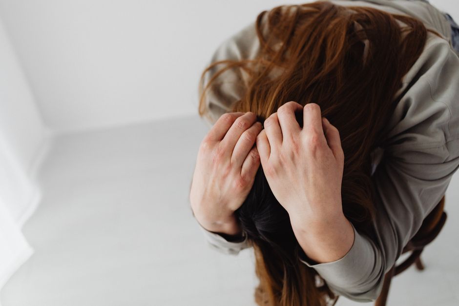 一人で悩む女性の心理を表すイメージ