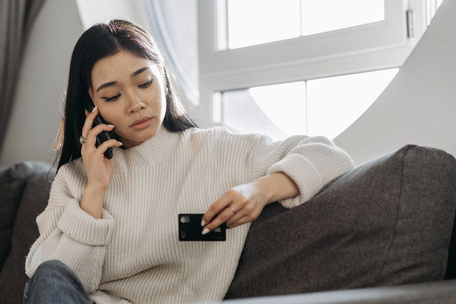 残業について不安そうにスマートフォンを見る女性