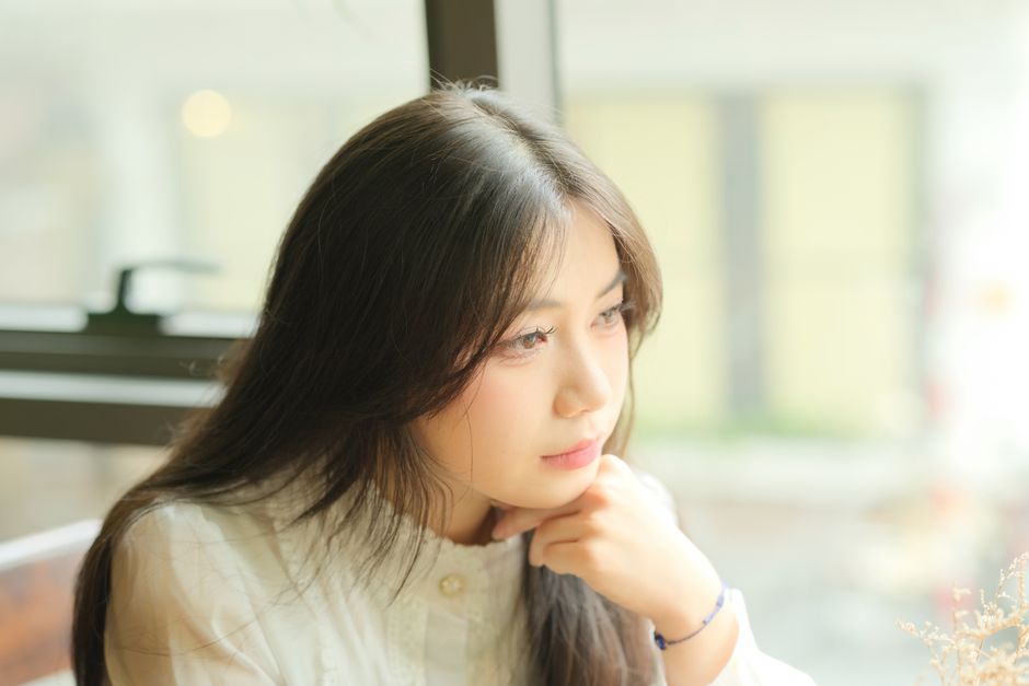 子供を持つ母親が一人で考え込む様子
