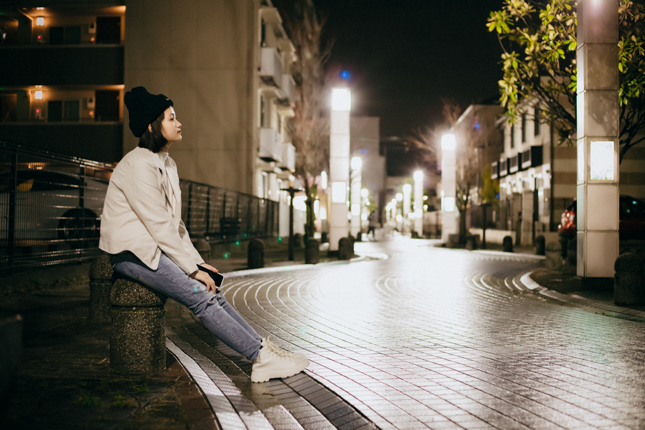 一人で深く考え込む女性