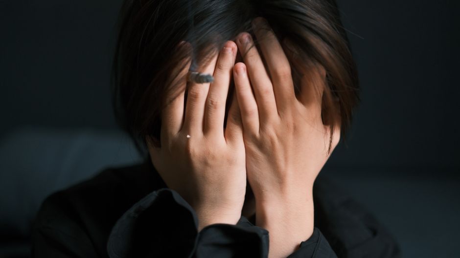感情を抑えきれず顔を覆う女性