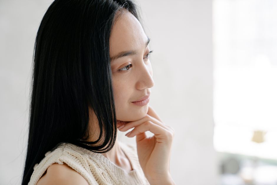 浮気の可能性を一人で考える女性