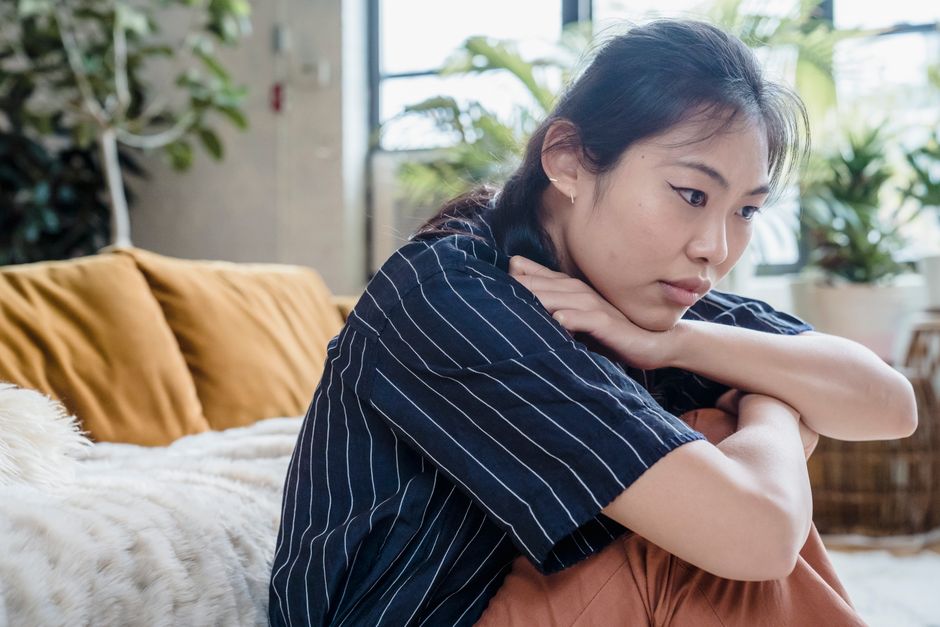 不倫の法的根拠について考える女性