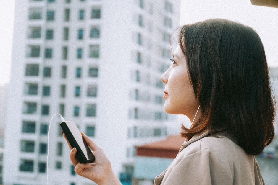 電話で相談する女性のイメージ