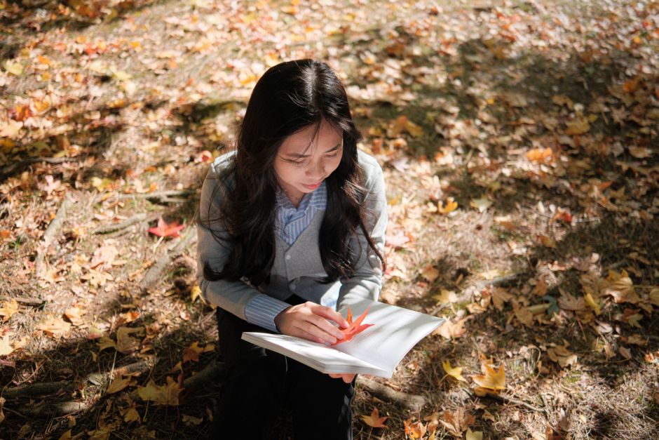 ノートに気持ちを書き出す女性