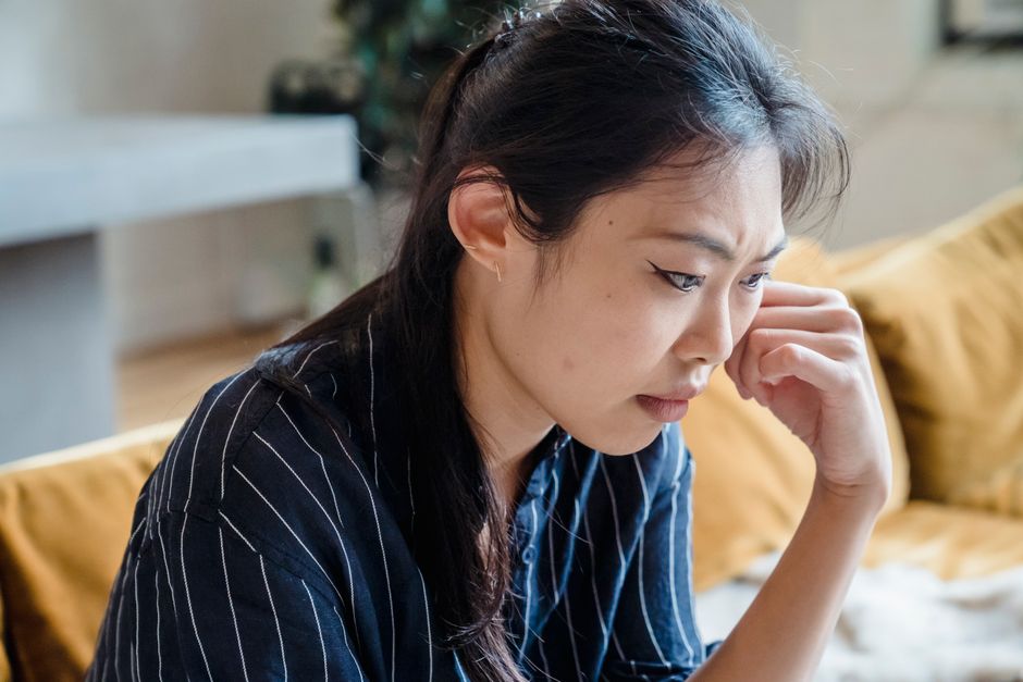 感情を落ち着けて状況を整理する女性