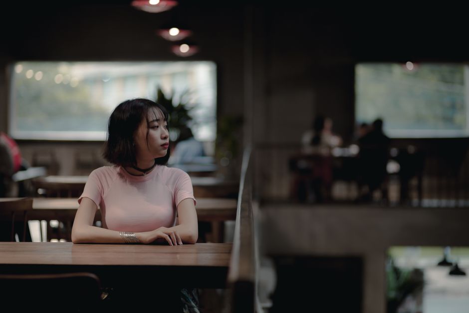 カフェで一人思案する女性
