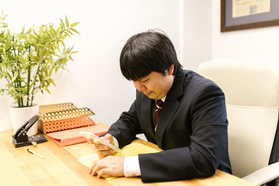 書類を前に不安な表情の男性