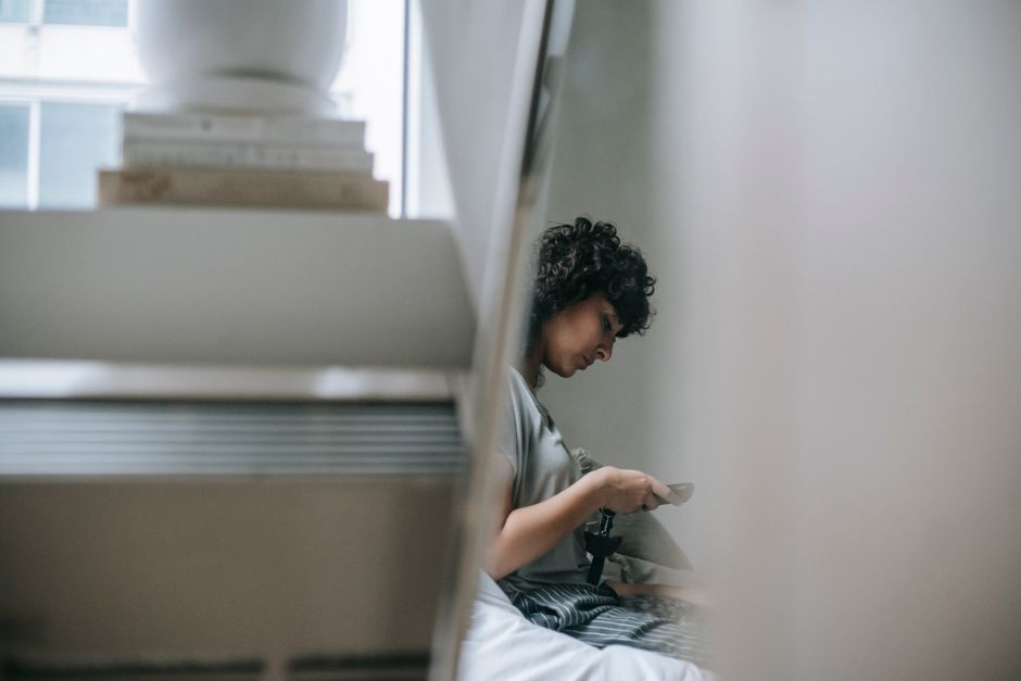 スマートフォンの連絡先を整理しようとする女性