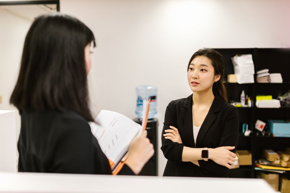 真剣に話を聞く女性のポートレート