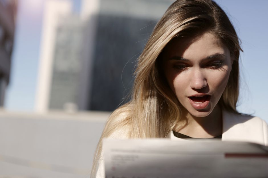 契約書の内容を確認する女性