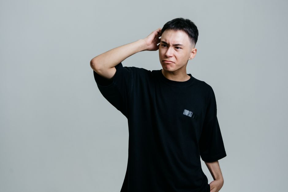 提示された金額に疑問を感じている日本人男性