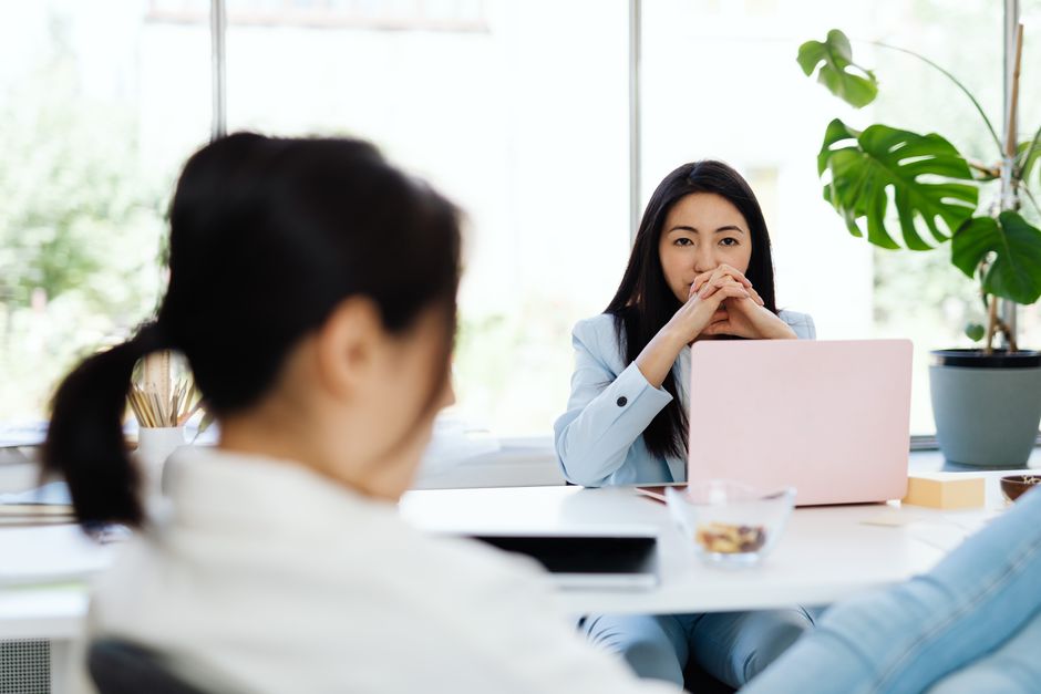 行動の変化について冷静に思考する女性