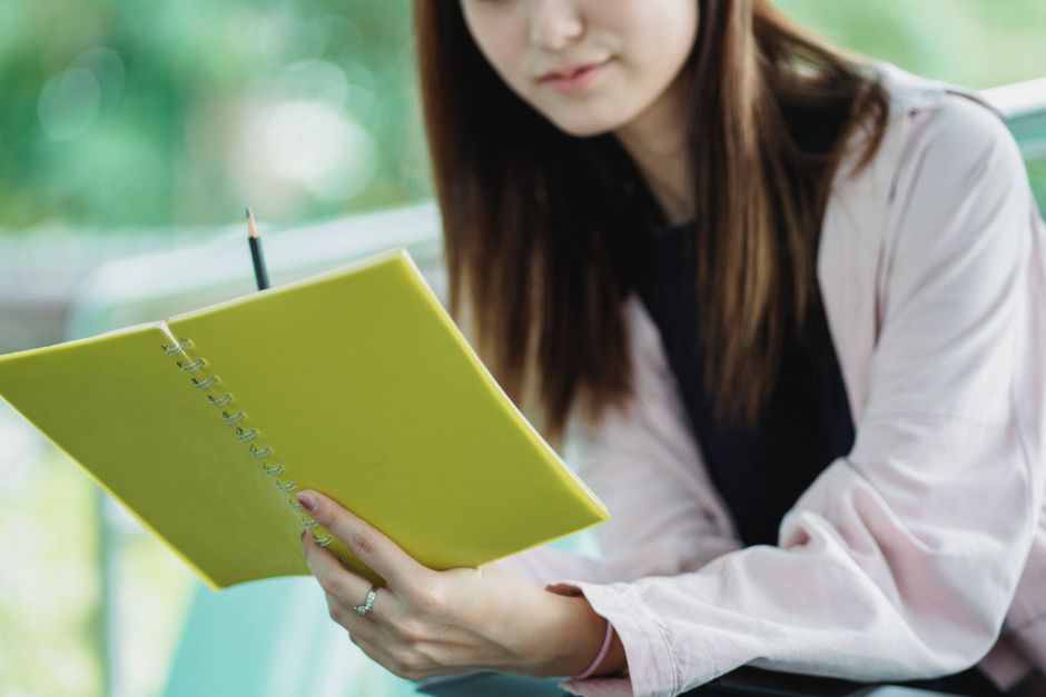 ノートに気持ちを書き出す女性