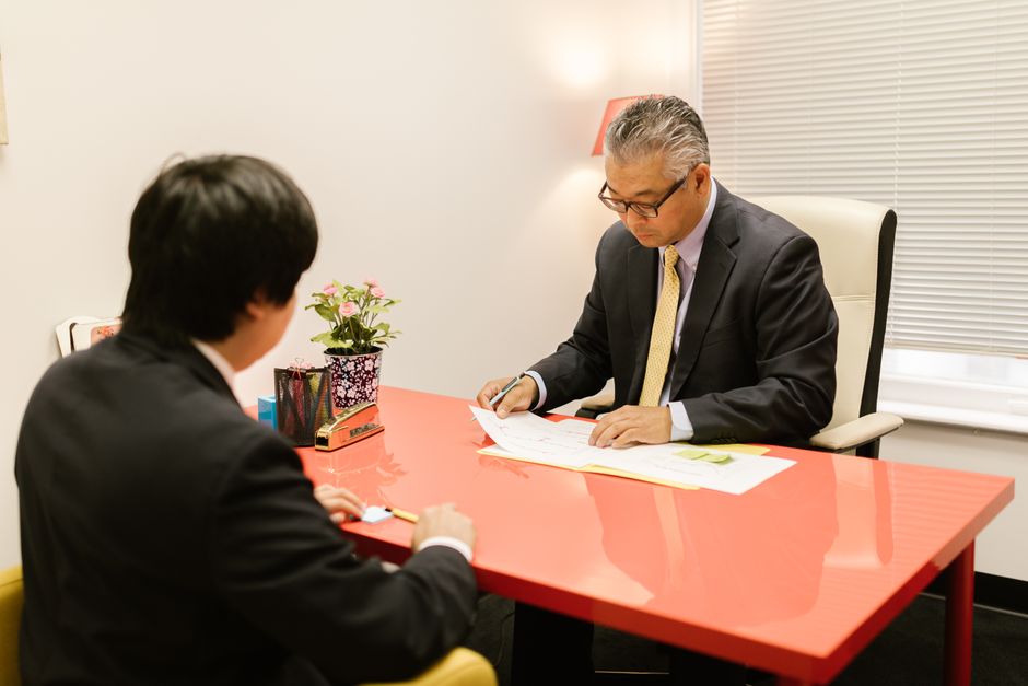 専門家に一人で相談する女性