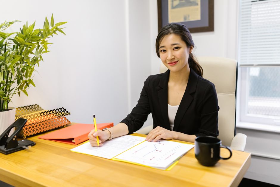 資料を見ながら状況を整理する女性