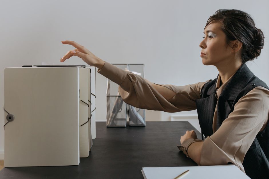 スマートフォンでデータを整理する女性