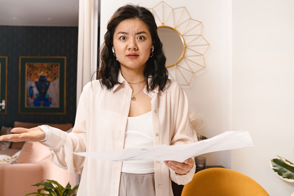 書類を見て驚く表情の女性