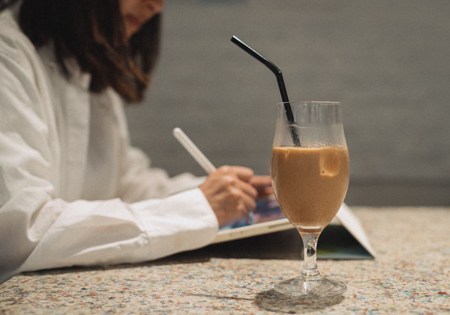カフェでノートに気持ちを書き出す女性