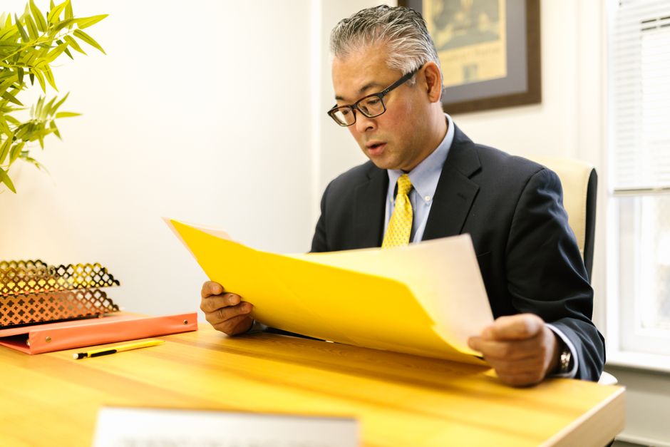 書類にサインしてほっとする男性