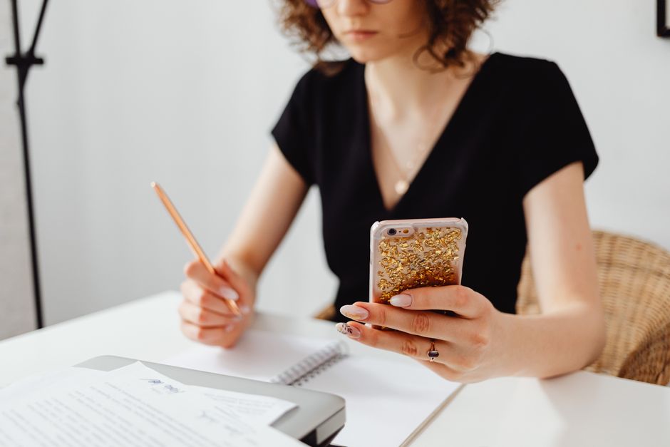 スマートフォンで気持ちを書き出している女性