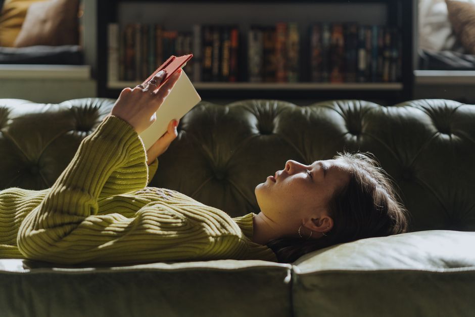 落ち着いた表情で本を読む女性
