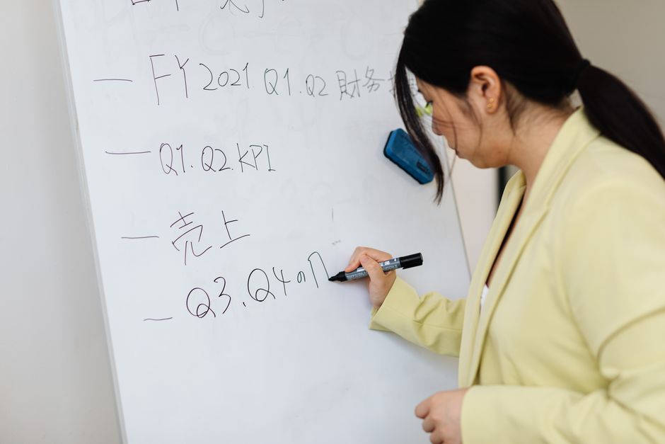 メモを準備する女性の手元
