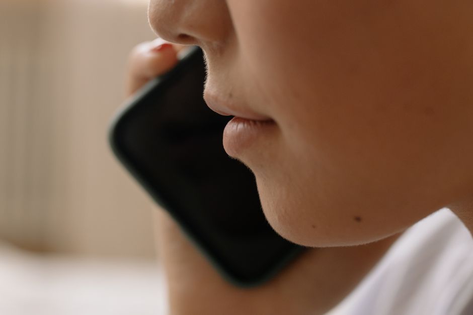 落ち着いた表情で電話する女性