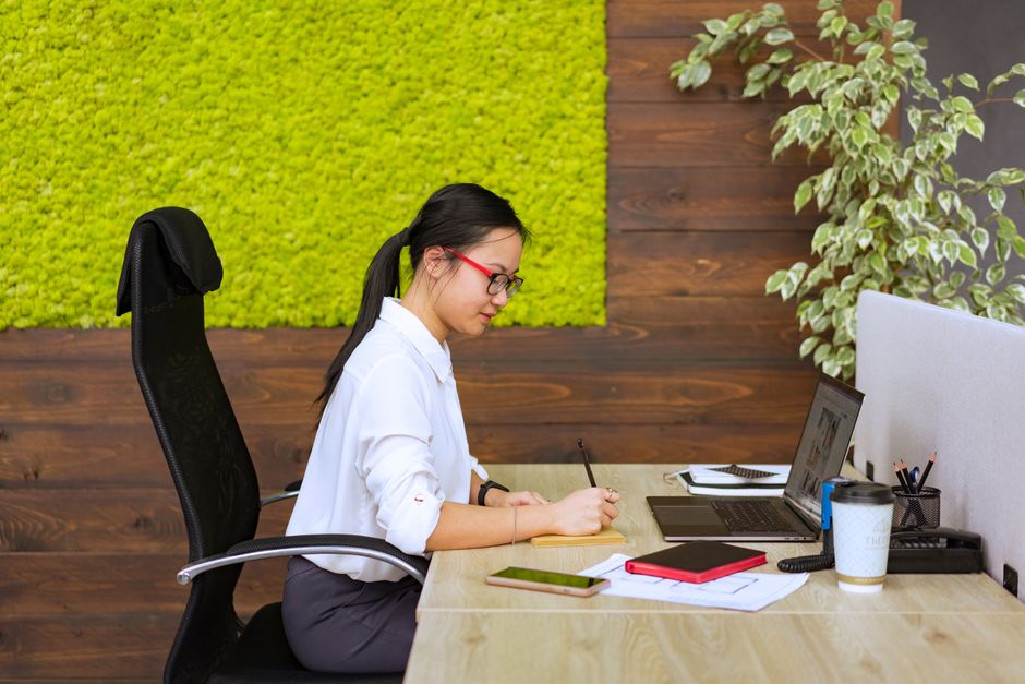 メモを取りながら調べる女性
