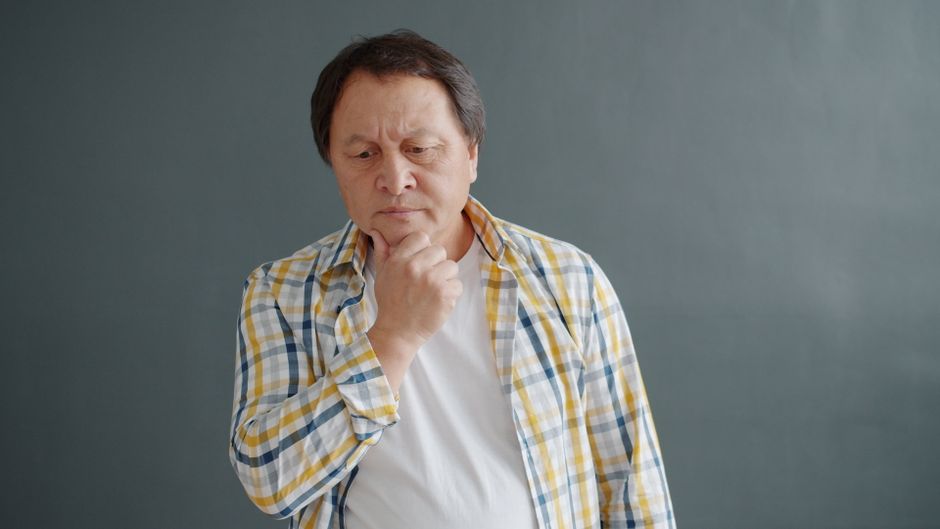 自分の判断で選択を決める日本人の手元と表情