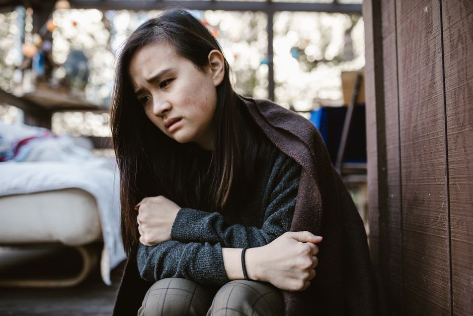 迷いと自責の念に揺れる女性の表情