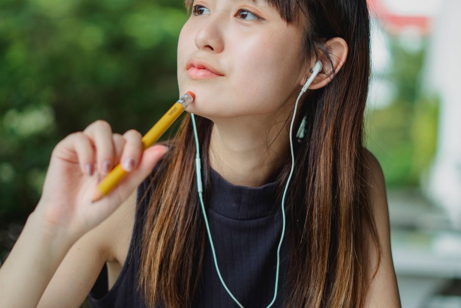 自宅での会話を聞いて判断する女性