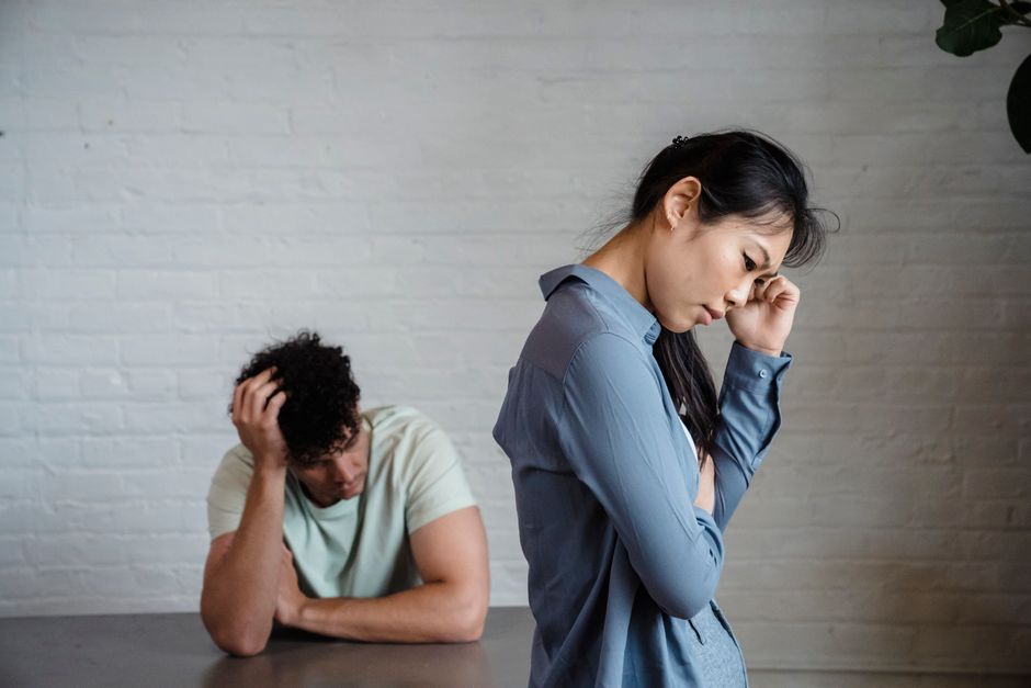 後悔しているように見えても夫の態度がちぐはぐな状態に戸惑う女性の表情
