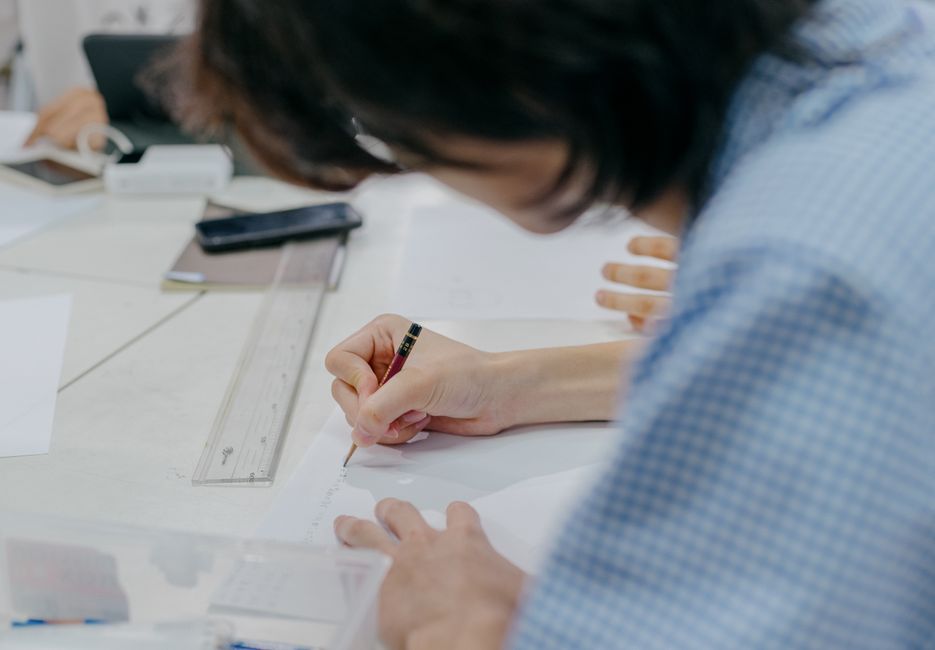 不安を感じながらノートに思いを書き出す女性の表情