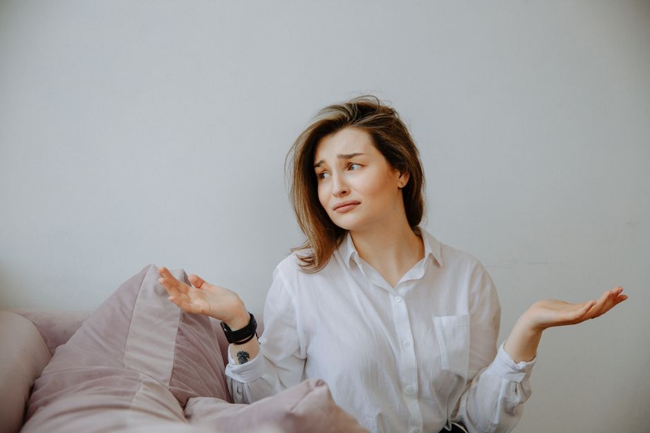 迷いや葛藤の表情を浮かべる女性