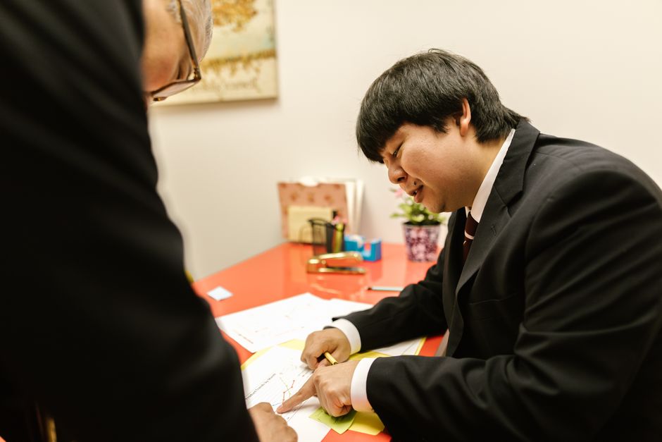 見積もり書を比較検討する日本人男性